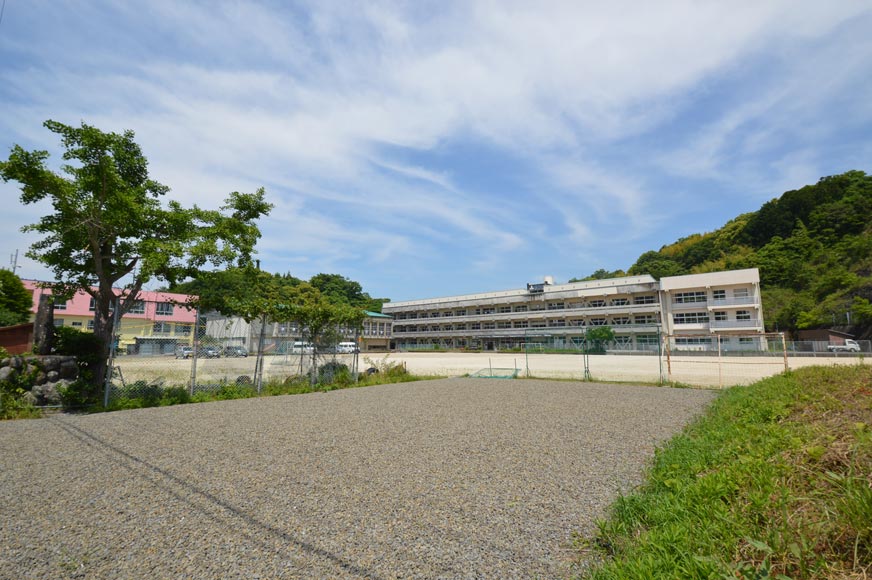 大島小学校まで約1キロ