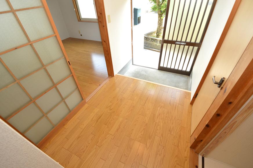 室内から見た玄関