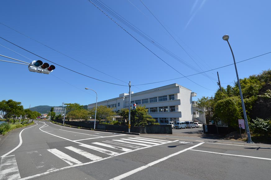 片島中学校まで約200ｍ