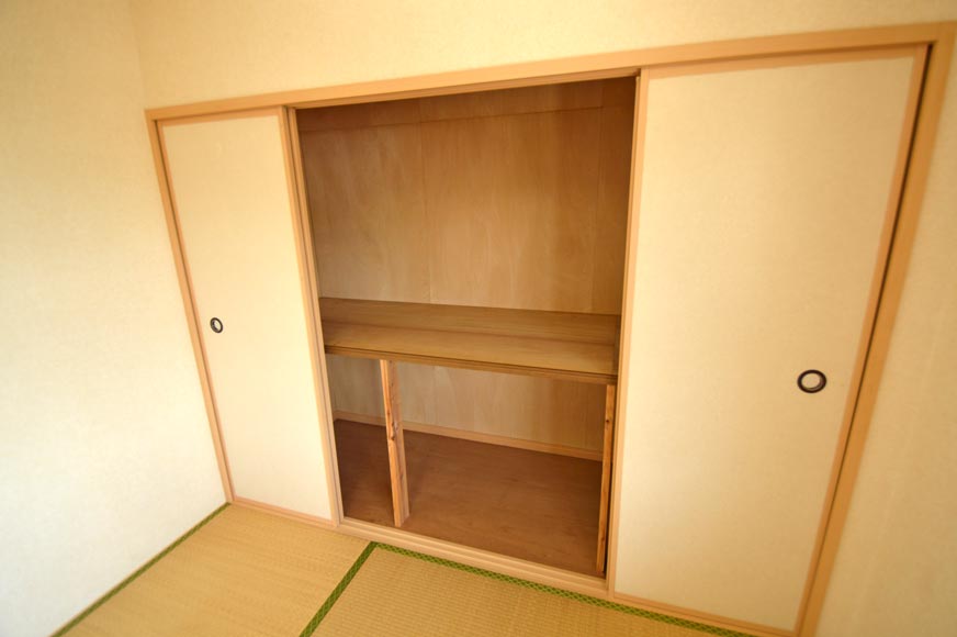 押入
